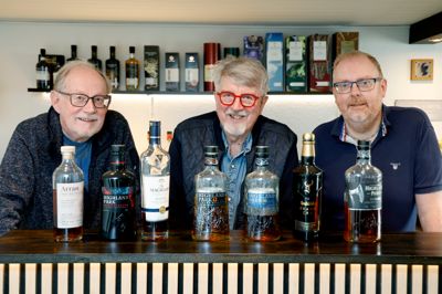 Bjarne Lausdahl, Brian Edling og Jannik Jørgensen udgør halvdelen af den private whiskyklub House of MacClane, der lørdag runder en flot milepæl, når de skal mødes for gang nummer 50.