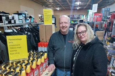 Thomas Thomsen og Jeanette Laursen har i tre år drevet Fasterholts eneste butik »Mega-Godt«. Pladsen er blevet for trang og parret går med overvejelser om at opføre et nyt lager.