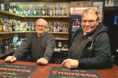 Hans-Jørgen Pedersen (th) har lovet at hjælpe Tommy Brøgger godt i gang, når denne lørdag den 7. marts debuterer som bartender og værtshusholder.