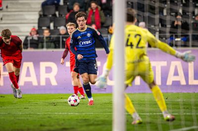 Simon Stüker, der søndag fik sin debut i Superligaen, står noteret for syv optrædener på U19-landsholdet.