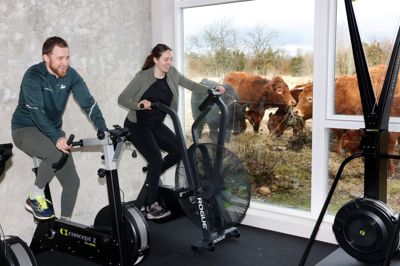 Det er ikke alle fitnesscentre, der kan tilbyde træning med køer som publikum. Hos Roots Farm Fitness har Bjarke Brink og Maria Justesen forvandlet en gammel bondegård til et landbrug, et træningssted og et oplevelsessted for hele familien.