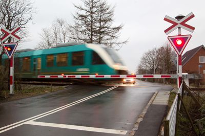 Der er ikke bomme ved alle jernbaneoverskæringer, og her bør trafikanterne tilgodeses med varsling og bedre oversigt, mener læserbrevsskribenten. »I dag sidder vi i lukkede førerhuse med en motor, der brummer - det er jo ikke alle, der kører i el-biler - og så hører man ikke nogen klokke, og blinklyset er måske halvt skjult af nogle grene, som er groet ud foran og først ses, når man er tæt på,« skriver han.