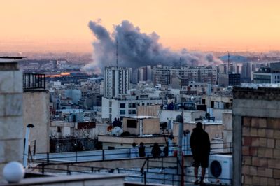 Lørdag begyndte USA og Israel at bombe Iran, hvilket har ført til modangreb fra Iran. Her er det eksplosioner i den iranske hovedstad, Teheran, tirsdag 3. marts.