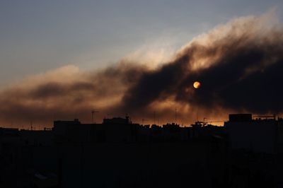 Røg over Teheran i Iran efter israelske og amerikanske angreb.