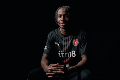 Den svenske midterforsvarer Owen Olague skifter til FC Midtjyllands akademi om 10 måneder.