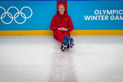 Paw Fonnesbech Christensen på isen i den store af de to OL-arenaer i i Milano. I de 33 kampe, der blev spillet i Milano Santagiulia Ice Hockey Arena, stod han med ansvaret for at i løbet af få sekunder at skrive eksempelvis mål og udvisninger ind på en computer, så tv-produktionen kan få rette navn på skærmen.