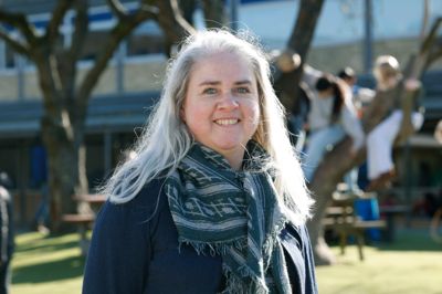 48-årige Stine Overgaard fra Lind er lærer på Herningsholmskolen. Hun har arbejdet som lærer i halvdelen af sit liv og kalder folkeskolen for en unik samfundsinstitution.