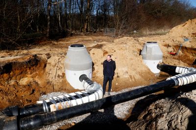 Her dukker to parallele fjernvarmerør op af undergrunde. De er skudt 176 meter under bækken ved aboretet, og skal forbinde den nye varmecentral på Midtgårdsvej med byens øvrige fjernvarmenet. Direktør Jan Grarup er tilfreds med, at tidsplanen for det store byggeri holder.