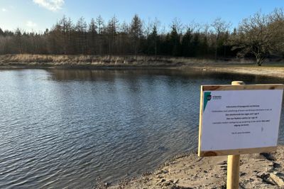 Badebroen i Birkesø skiftes ud i uge 10-11 og ikke i uge 9-10, som det står på skiltet. Manøvren blev rykket en uge på grund af den tilfrosne sø i februar.