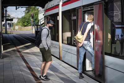 En yngre mand blev onsdag aften skubbet ud foran letbanetog i Mørke. Letbanen i Østjylland forbinder Odder og Grenaa. Billedet her er fra Aarhus. (Arkivfoto).