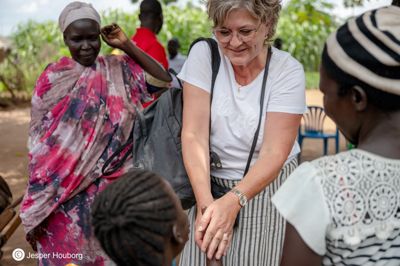 I september sidste år var Tove Simonsen i Uganda for at se nogle af Folkekirkens Nødhjælps projekter i landet. Her oplevede hun tydeligt, hvordan de midler, der bliver samlet ind i Danmark, kan hjælpe fattige og flygtninge i Centralafrika.