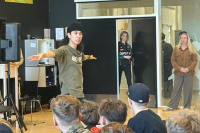 Den grønlandske rapper Josef Tarrak vil gerne udbrede lidt grønlandsk slang i Danmark, så han lærte under sin koncert i Snejbjerg eleverne at sige »ingass«, der betyder »nice« eller »stærkt«.