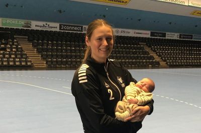 Matilde Kondrup Nielsen - her med sønnen Mads - har forlænget kontrakten med Ikast Håndbold, så venstrefløjen og klubben også får glæde af hinanden frem til sommeren 2027.