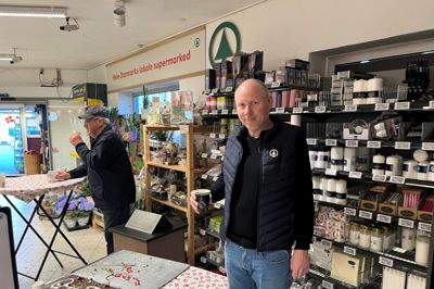 Spar-købmand René Andersen fra Ejstrupholm bød på kagemand og kaffe torsdag morgen, hvor forretningen åbnede i en ny og mere rummelig skikkelse.