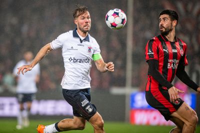 Tre gange i indeværende sæson har FC Midtjylland stået over for AGF. Her ses aarhusianernes anfører, Patrick Mortensen (t.v.) i aktion mod Martin Erlic. FCM's kroatiske midtstopper er retur efter to karantænedage i Superligaen.