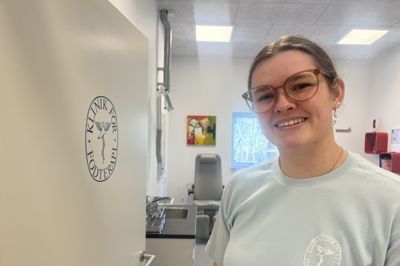 Karoline Nord har netop åbnet fodterapeutklinik i Aulum. Den unge Vildbjerg-kvinde var den yngste på uddannelsen i Randers.