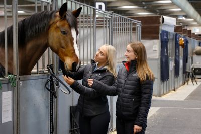 Sofie Nørgaard og Ida Schrøder har være staldchefer i hal C de seneste fem år. De planlægger blandt andet staldvagterne, og hvor hestene skal stå.