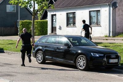 På en gåtur i Bording sammen med Mediehuset for snart to år siden, fik vi alle at se, hvor store udfordinger Bording har med beboere fra udrejsecenteret. James Confrey, lokal tryghedsvagt, satte efter beboeren fra Udrejsecenter Kærshovedgård, som netop havde stjålet fra den lokale købmand. KasperÆlmholdt hjalp vagten med en civil anholdelse, indtil politiet kom.