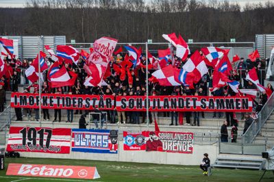 - I mørke tider står Søhøjlandet sammen, lød budskabet fra de medrejsende SIF-fans i Fredericia. På trods af opbakningen gik situationen fra alvorlig til kritisk, og Silkeborg IF har nu fem point op til stregen inden kvalifikationsspillet.