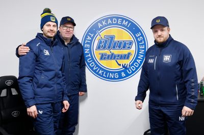 Daglig leder Simon Nielsen (t.v.), cheftræner Flemming Green og forward-træner Nicolai Mortensen er tre af nøglefigurerne på Blue Talent Akademi. Her ses de på BTA-kontoret, der ligger klos op ad trænerkontoret hos Blue Fox.