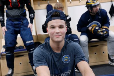 18-årige Ian Glinski er et af de akademitalenter, der ofte får chancen for at træne med Herning Blue Fox. Han har også fået syv kampe for det stjernespækkede elitehold ved siden af 27 grundspilskampe i landets næstbedste række, Divisionen, for Blue Talent Akademis eget hold.