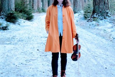 Maja Kjær Jacobsen er opvokset i Virklund og bor i dag i Sorring. Søndag kan hun for første gang høres som kirkesanger i Gl. Rye Kirke, hvor hun netop er tiltrådt en stilling som kirkemusiker.