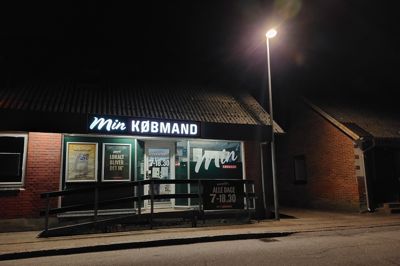 Endnu er der lys i skilte og vinduer hos Min Købmand i Hodsager, men økonomien er stram og fremtiden særdeles uvis for den lille forretning.