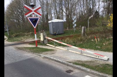 Gennem 40 års ansættelse hos DSB og Banedanmark har skribenten set »hundredvis af tilfælde, hvor bilister lige skulle nå det. I flere tilfælde endda med en brækket bom som resultat,« skriver han.