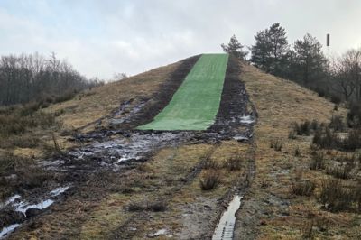 Der skal lægges flis for enden af kælkebakken og i det område, hvor der skal være borde-bænke-sæt.