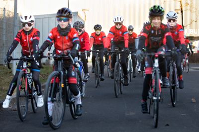 En stor gruppe af rytterne i SIF Cykling er her på vej ud på en af de træningsture, der køres om tirsdagen og torsdagen. Derudover er der fællesture både lørdag og søndag for klubbens medlemmer.