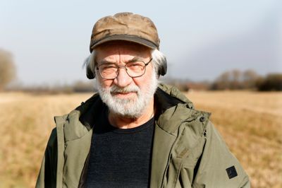 Jens Hvam, tidligere elektriker hos Aulum-firmaet HB Connection, Haderup, 75 år: - Jeg arbejdede faktisk på nedsat tid til sidst i mit arbejdsliv. Som elektriker har jeg siddet i adskillige køkkenskabe og knoklet med opvaskemaskiner og installationer, og det slider altså på kroppen. Derfor var jeg virkelig glad for, at det kunne lade sig gøre. Derfor synes jeg også, at Arnepension version 2.0 er en fremragende idé. Den giver folk i hårde fag en mulighed for at trappe lidt ned i stedet for bare at stoppe fra den ene dag til den anden. Det ville have været rigtig godt for mange.