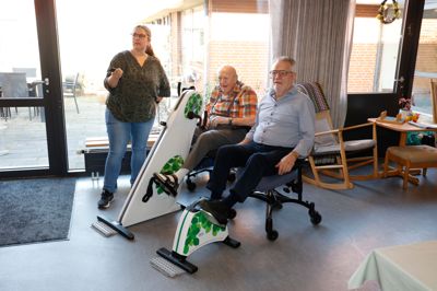 Jannie Lindberg fra daghjemmet på Toftebo Aktivitetscenter i Hammerum vælger cykelruter ud, mens 97-årige Henry Snejbjerg i den ternede skjorte gør klar til at cykle. Ved siden af sidder Harry Virkelyst, der er formand for centerrådet, klar til at cykle med.