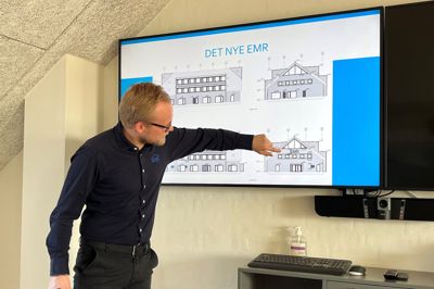 Projektleder Anders Lund viser her tegninger af, hvordan det nye EMR-domicil på Falkevej kommer til at tage sig ud. Der kan gå halvandet eller to år, før det er færdigt.