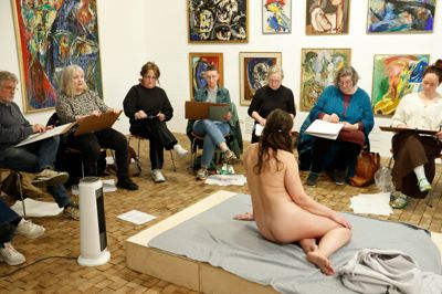 Der er plads til cirka 25 deltagere på de populære croquis-aftener på Museum Jorn. Som det fremgår af billedet sidder deltagerne blandt nogle af de mest markante værker af den internationalt anerkendte kunstner Asger Jorn. Dermed kan man da ikke undgå at komme i den rette stemning til at udfolde sig kreativt.