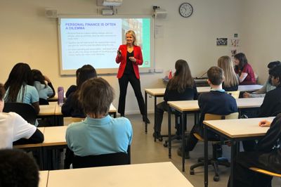 Bankdirektør i Jyske Bank, Ingjerd Blekeli Spiten, er en af de 70 ansatte, som banken har sendt ud til landets skoleelever i forbindelse med årets udgave af »Pengeugen«.