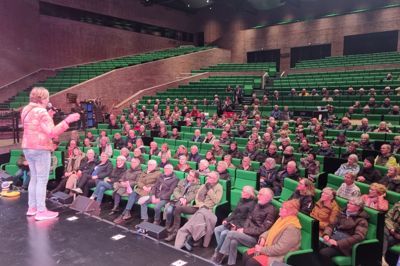 Der var godt fyldt op i Teatersalen i MCH Herning Kongrescenter, da »Gå med - lørdagsliv i Herning« lagde vejen forbi lørdag formiddag. Gitte Hornshøj var vært for gåturen og kunne fortælle anekdoter fra årtier med musicals i Herning.