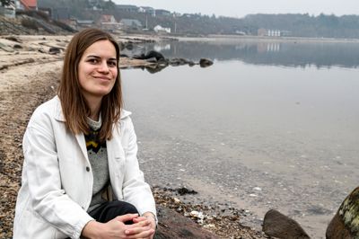 Lige uden for 26-årige Emma Kirk Pedersens stuevinduer ligger Limfjorden. Den får et besøg hver morgen af Emma og en kop kaffe, inden hun går på kontoret ved siden af sin bolig. Emma Kirk Pedersen er opvokset i Aulum.