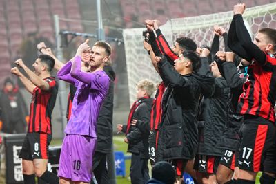 Elias Olafsson (i lilla) og holdkammeraterne havde grund til at juble med FCM-fansene efter søndagens semifinale i Herning. Ulvene er nu klar til klubbens syvende pokalfinale i historien.