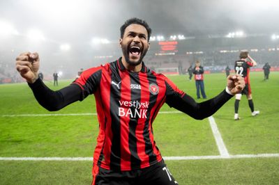 Júnior Brumado fejrer pokalfinale-billetten med FCM-fansene på MCH Arena. Den 26-årige brasilianer er nu oppe på 16 kasser i sæsonen.