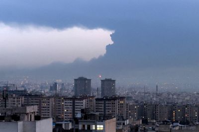 Røg stiger op over et olieraffinaderi i Irans hovedstad, Teheran. Krigen har lukket dele af luftrummet i Mellemøsten men i nat kom de første 155 danskere sikkert hjem med særfly.
