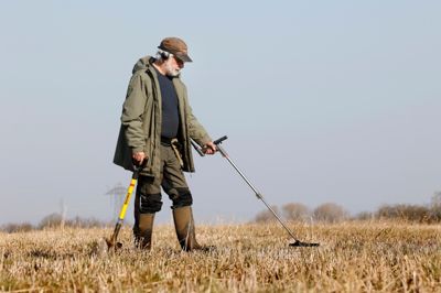 Det er sådan her de lokale i Haderup-området ofte ser Jens Hvam. Med en metaldetektor og en spade i hånden. Iklædt gummistøvler og varmt tøj. På jagt efter en skat i jorden.