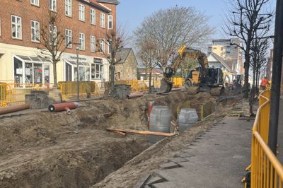 Gravearbejde præger Søndergade og Bredgade i Vildbjerg. Sidst i april skal brostenene være lagt.