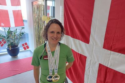 Vinnie Alkærsig fra Vildbjerg kom hjem fra VM i issvømning med medaljer i guld og sølv efter hun var den hurtigste i det en minusgrad kolde vand. Hendes kolleger på regionshospitalet fejrede hende med rød løber, flag og pandekager.