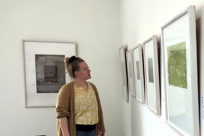 Et indblik i den kommende udstilling, som Engesvang Kirkes kulturmedarbejder har set lidt nærmere på. Udstillingen er åben gennem foråret.