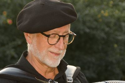 Flemming Både synger sange af Benny Andersen og fortæller om dennes forunderlige liv, når han tirsdag den 17. marts besøger Iglsø Ældreklub på Fjandbohus.