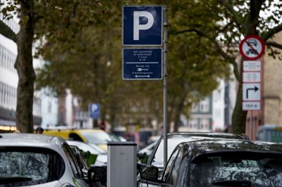 Ifølge borgerforslaget skal private parkeringsfirmaer have en national licens, hvis de skal kunne drive opsyn med parkerede biler. Hvis de ikke overholder reglerne og for eksempel sender opkrævninger ud fra en forkert præmis, mister de licensen.