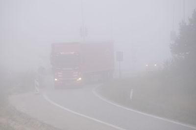 Trafikken kan blive plaget mandag aften og tirsdag formiddag, når tæt tåge ventes at sænke sig over Danmark.