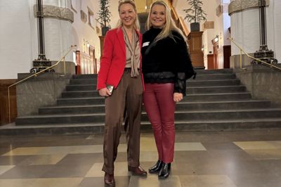 Dina Andersen Raabjerg (t.v.) og Annette Øgaard på Christiansborg.
