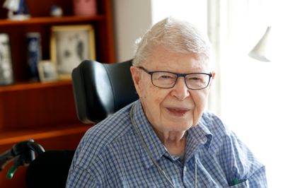 91-årige Leif Lilleøre-Jensen, der har boet i Tjørring i en stor del af sit liv, er tidligere skolelærer og bor nu på plejehjemmet Vesterled, hvor han trives med at være.