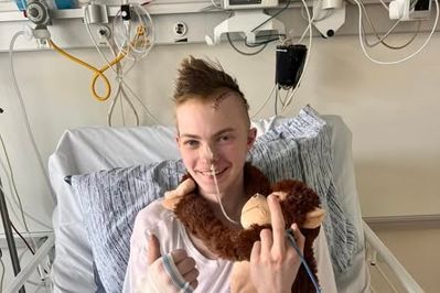 Daniel Skovsbøl Jensen en uge efter han blev opereret for det kraniebrud, han fik ved et overfald i Gullestrup. Nu et år efter er retssagen mod de tre sigtede udsat på ubestemt tid.